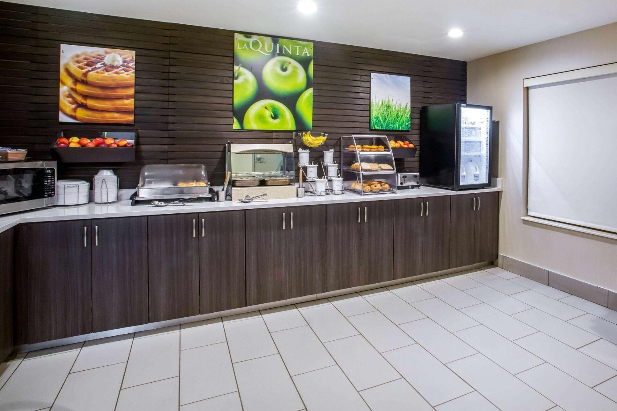 La Quinta Inn & Suits By Wyndham Pontoon Beach Il Exterior photo