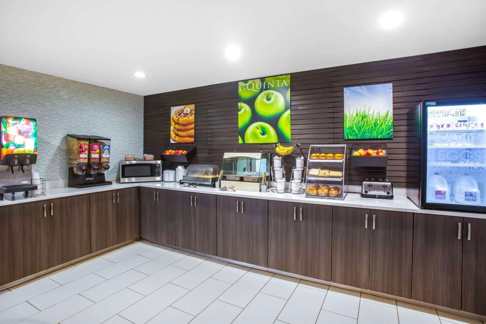 La Quinta Inn & Suits By Wyndham Pontoon Beach Il Exterior photo