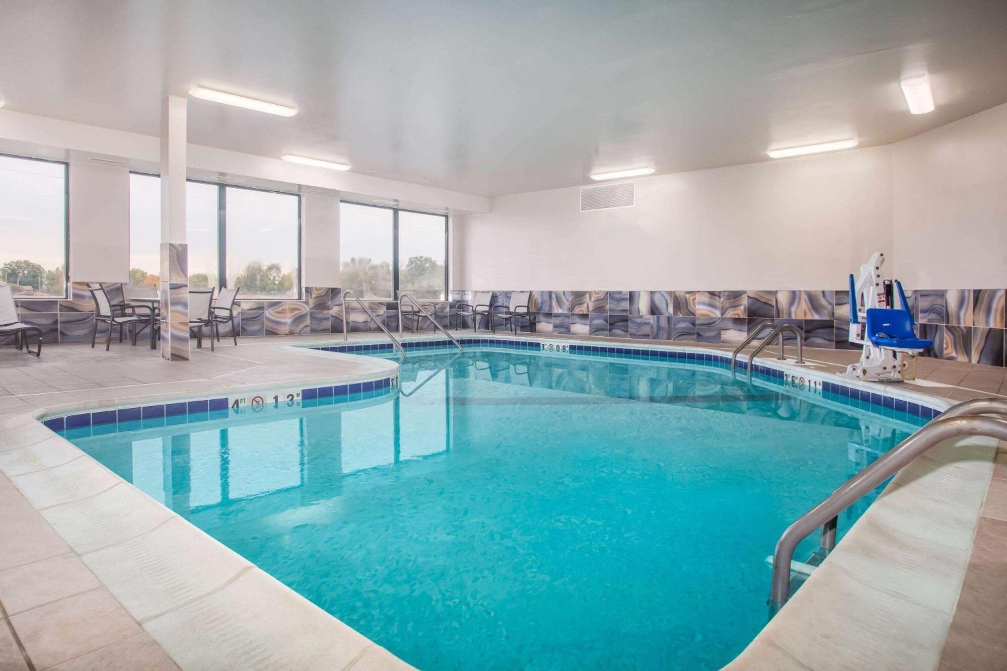 La Quinta Inn & Suits By Wyndham Pontoon Beach Il Exterior photo