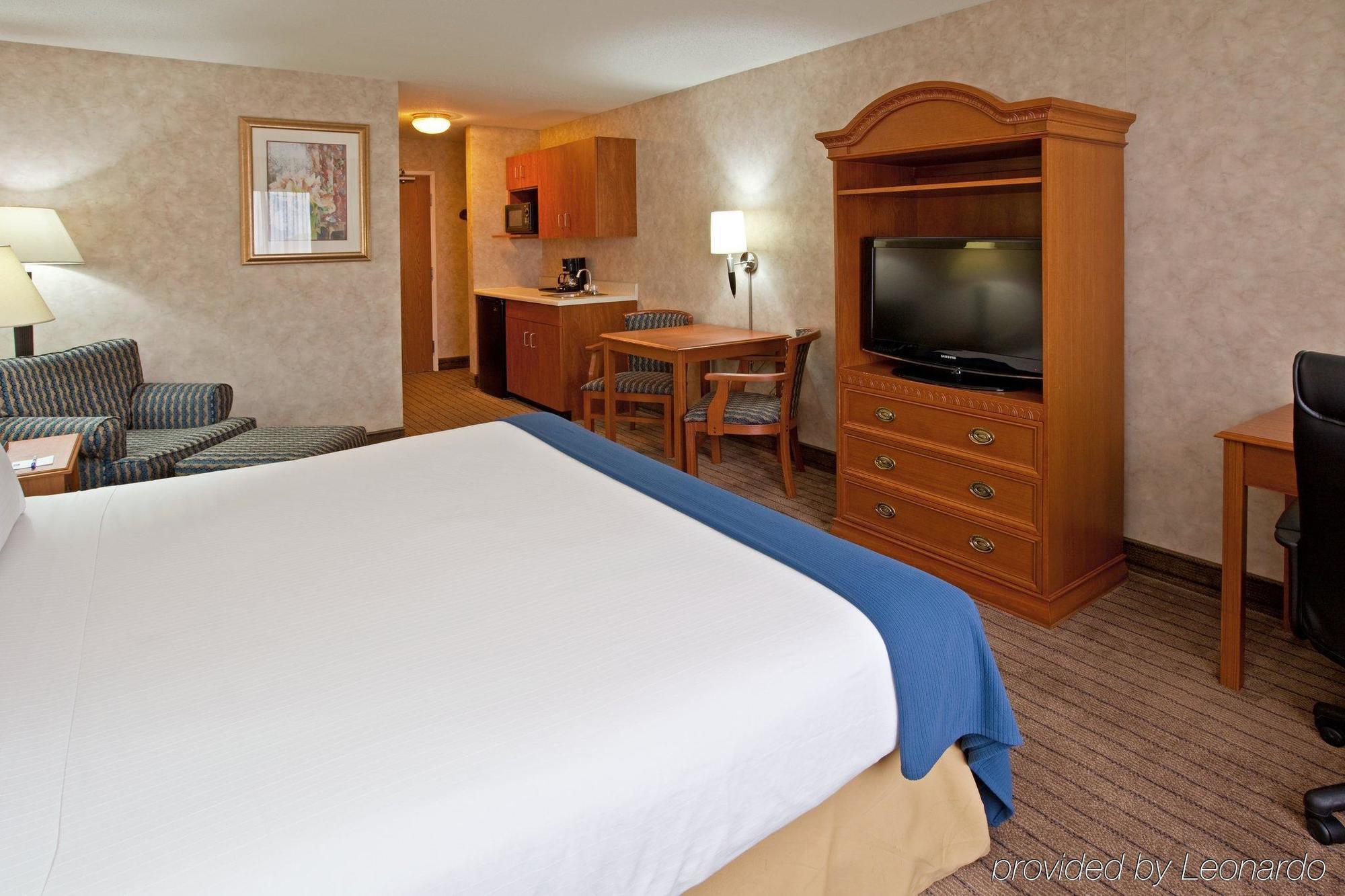 La Quinta Inn & Suits By Wyndham Pontoon Beach Il Room photo