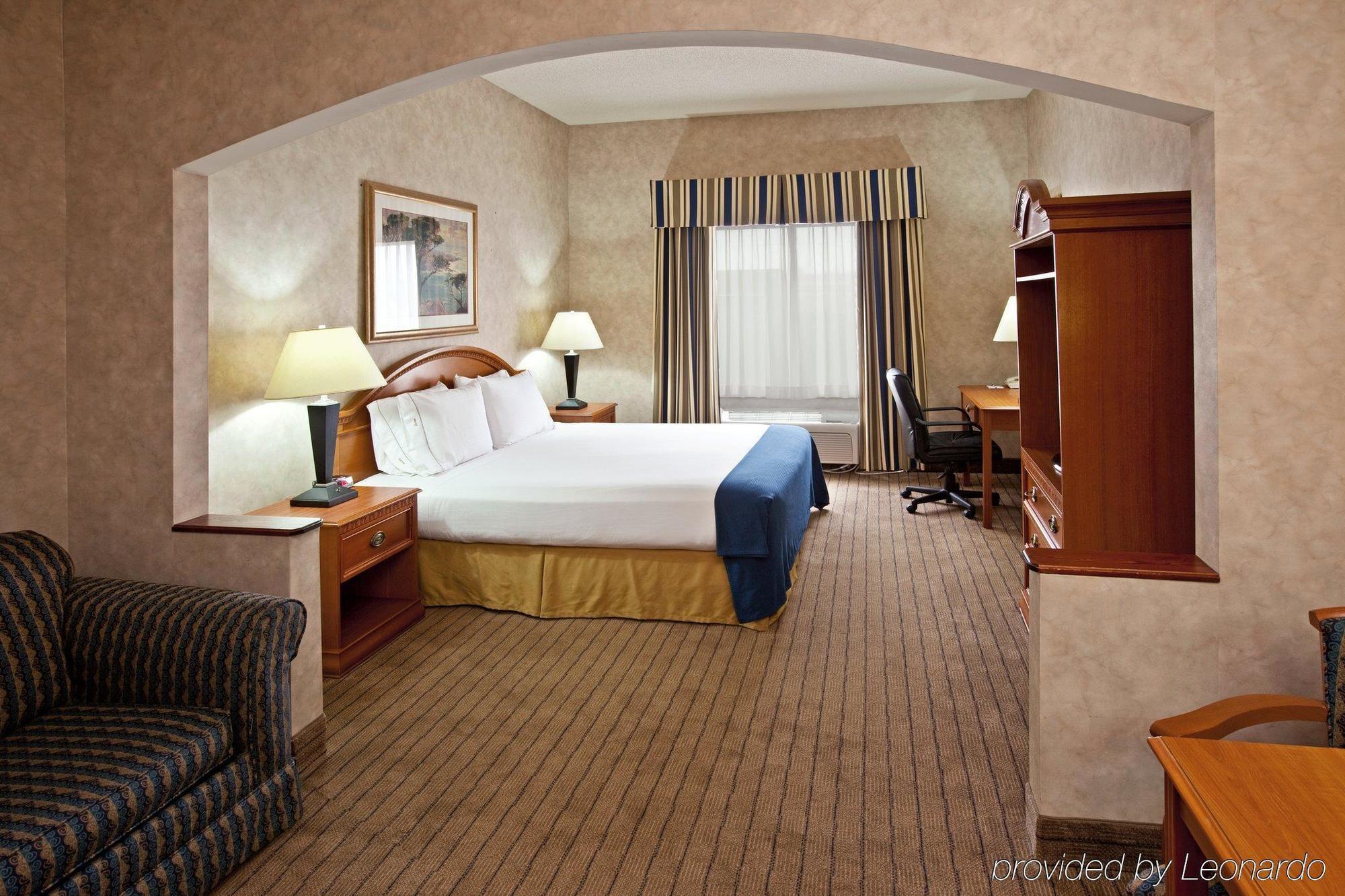 La Quinta Inn & Suits By Wyndham Pontoon Beach Il Room photo